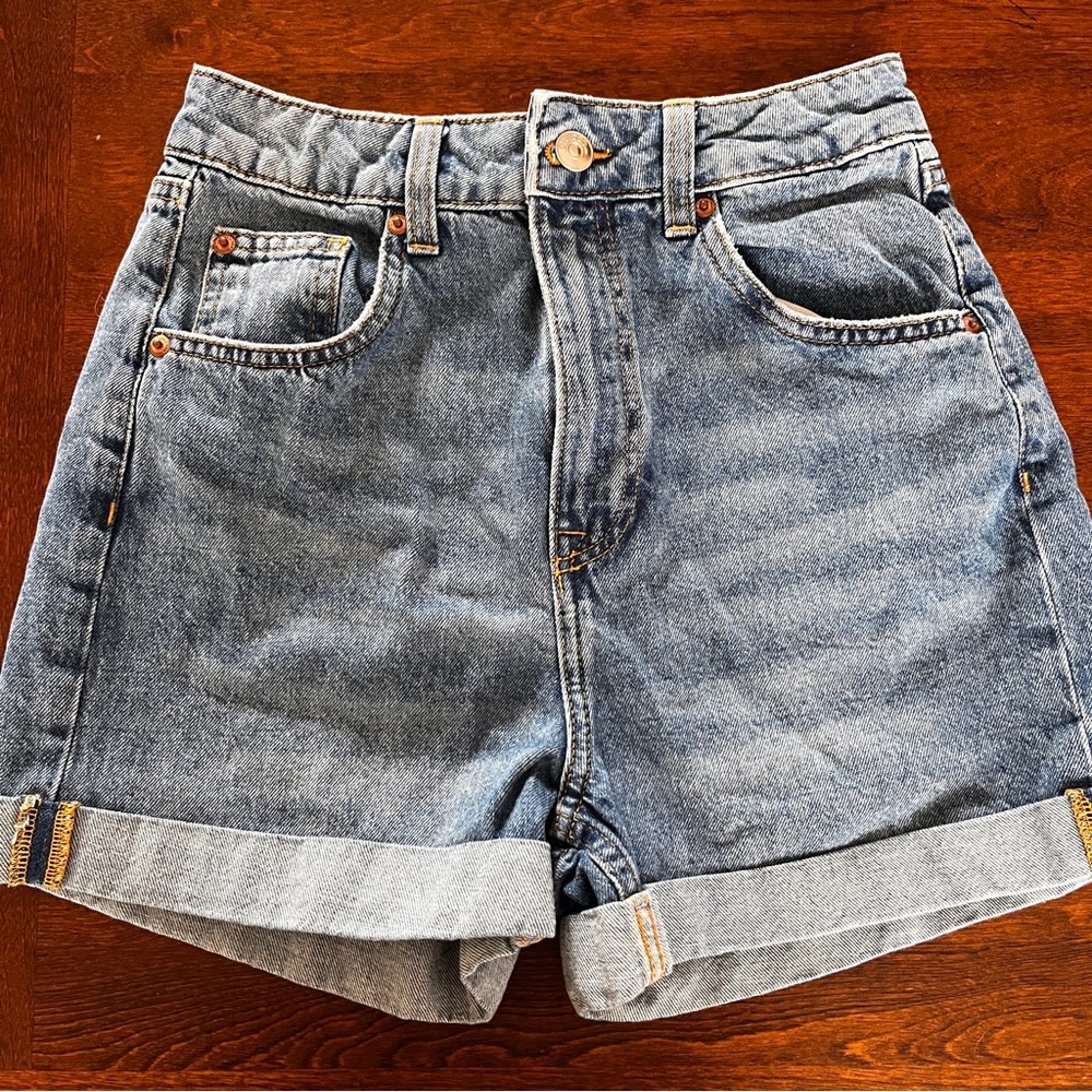H&M high rise mom denim jean shorts size 2